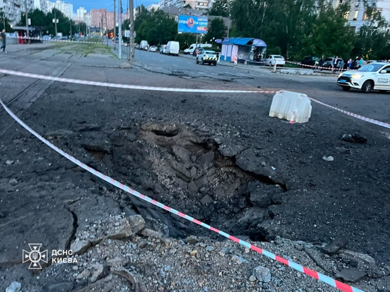 Как выглядят места прилетов в Киеве после ночной атаки РФ (фото, видео)