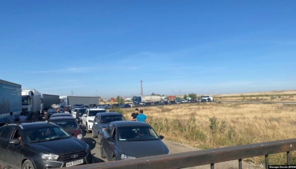 Казахстан обмежив в'їзд та виїзд автомобілів із сусідніх країн на тлі дефіциту бензину в Росії