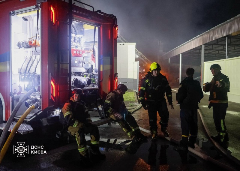 Повреждены админздания, трамваи и двое пострадавших: фото последствий ночного обстрела Киева