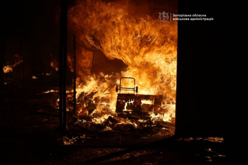 РФ атаковала ТЦ в Запорожье: возник масштабный пожар, есть пострадавшие