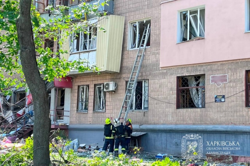 РФ ударила ракетой по 5-этажке в Харькове, есть жертвы и много пострадавших