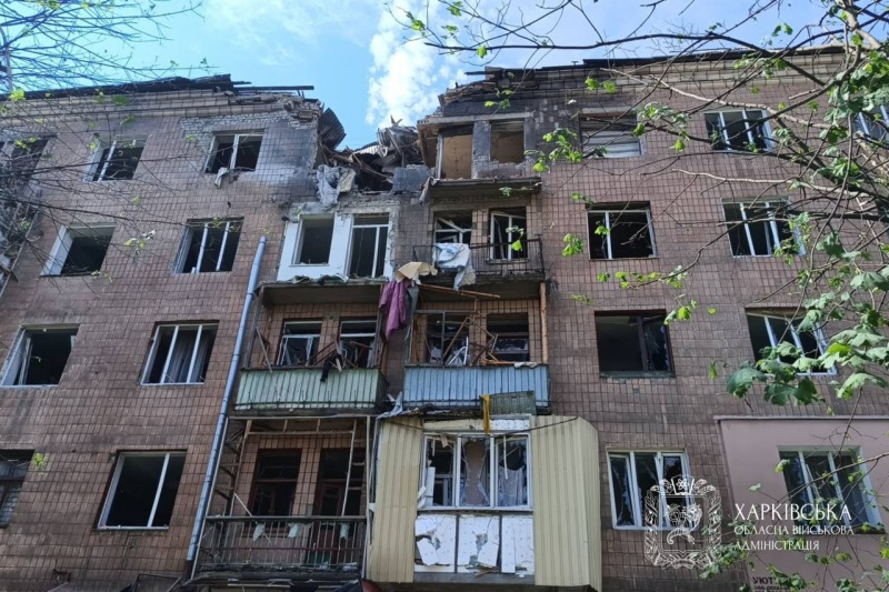 РФ ударила ракетой по 5-этажке в Харькове, есть жертвы и много пострадавших