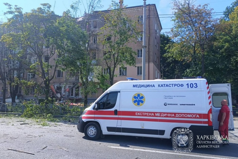 РФ ударила ракетой по 5-этажке в Харькове, есть жертвы и много пострадавших
