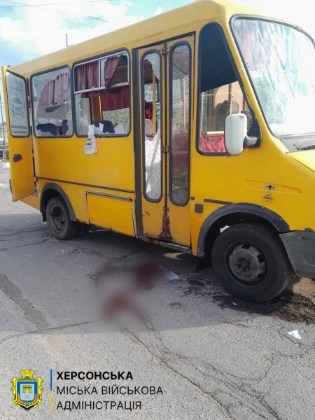 Россияне ударили по авто и маршрутке в Херсоне, есть погибшая и раненые