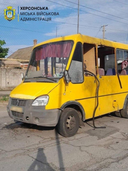 Россияне ударили по авто и маршрутке в Херсоне, есть погибшая и раненые
