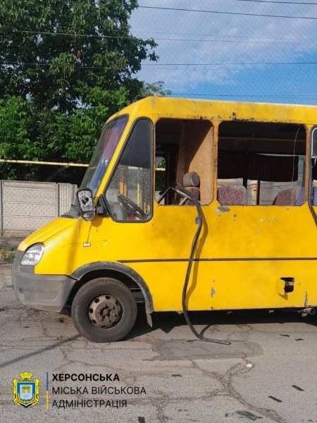 Россияне ударили по авто и маршрутке в Херсоне, есть погибшая и раненые