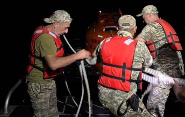 Сутки среди моря. Пограничники спасли филиппинца с судна, пораженного дроном