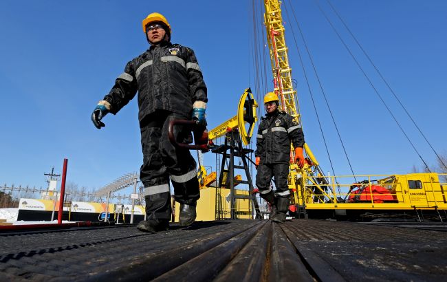 Танкеры с российской нефтью неделями ждут покупателей - Bloomberg