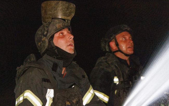 В Киеве уже трое погибших из-за обстрела, людей ищут под завалами
