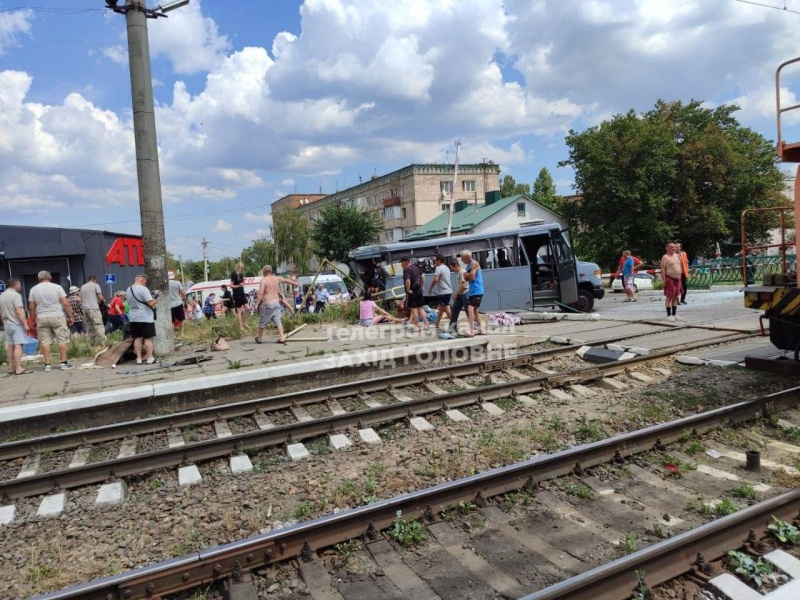 В Ровенской области поезд протаранил маршрутку, есть погибшие (фото)