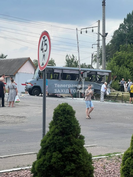 В Ровенской области поезд протаранил маршрутку, есть погибшие (фото)