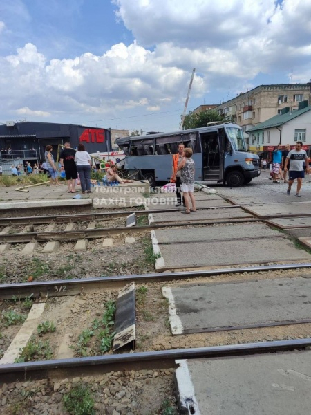 В Ровенской области поезд протаранил маршрутку, есть погибшие (фото)