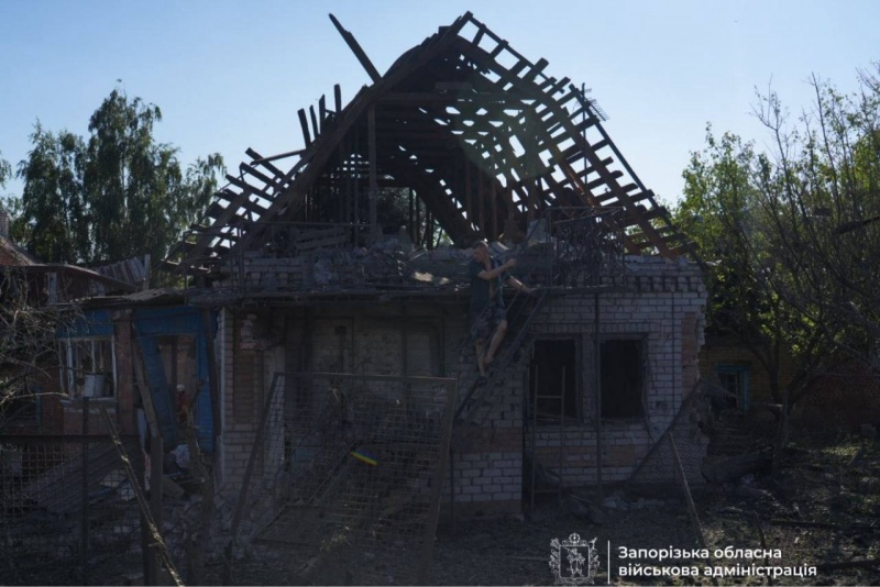 В Запорожье из-за ударов РФ пожары, повреждены дома и пострадали дети