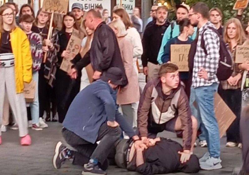 Во Львове на митинге задержали мужчину с ножом