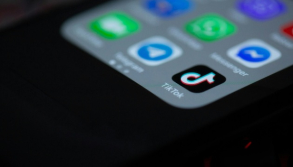 ЄС вимагає від TikTok посилити безпеку профілів неповнолітніх
