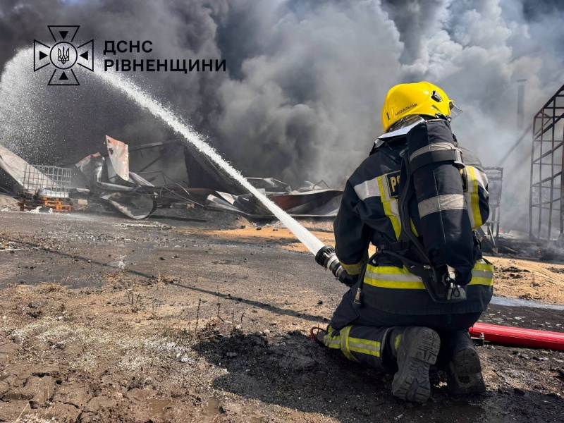 На Ровенщине после взрывов вспыхнул пожар на предприятии: что известно