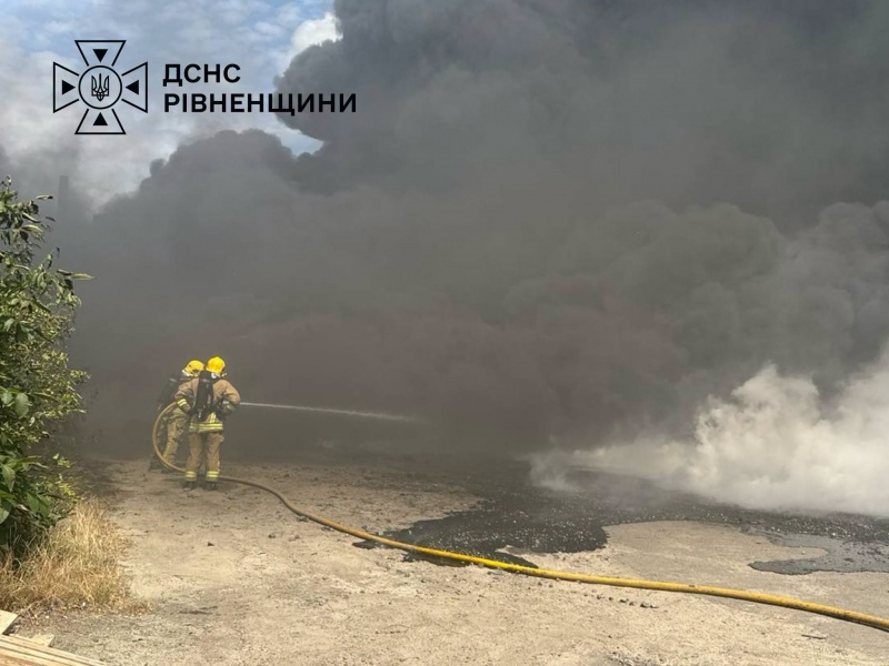 На Ровенщине после взрывов вспыхнул пожар на предприятии: что известно