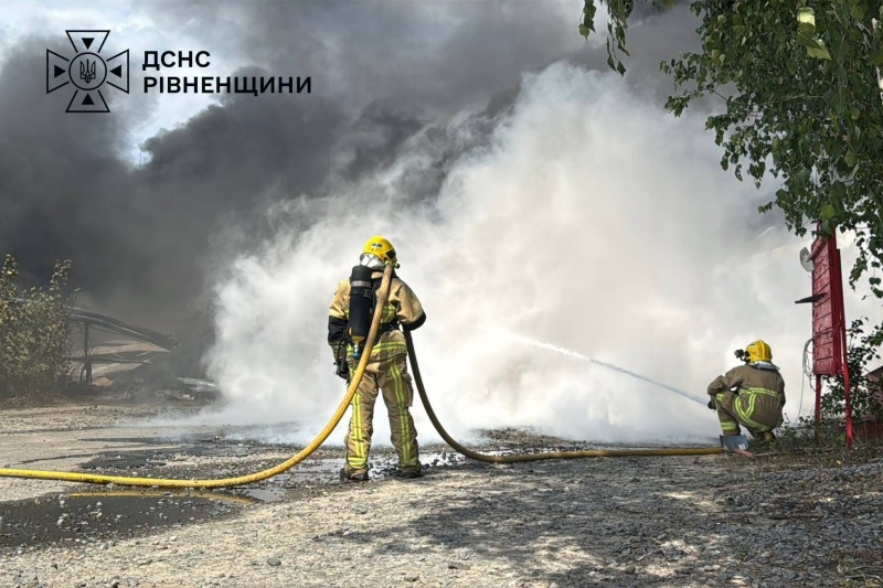 На Ровенщине после взрывов вспыхнул пожар на предприятии: что известно