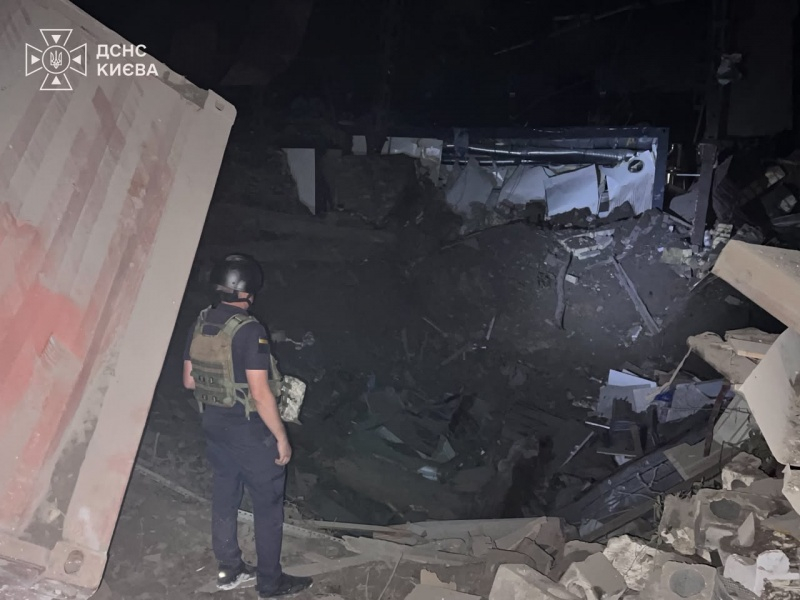 Пострадала детская больница и склад: ГСЧС показали фото последствий обстрела Киева