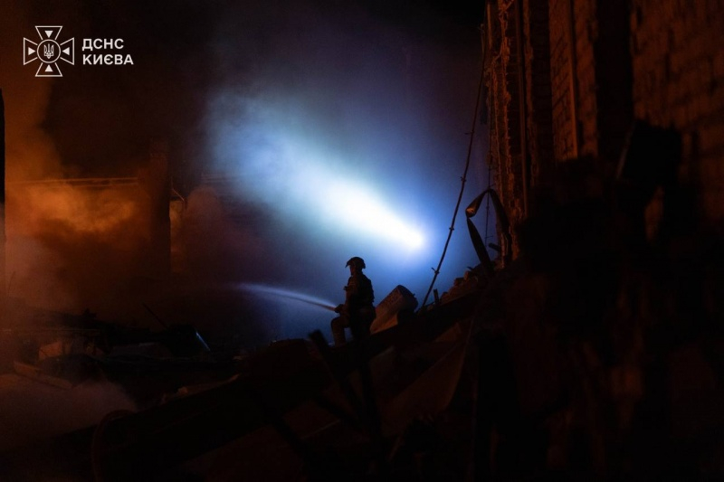 Пострадала детская больница и склад: ГСЧС показали фото последствий обстрела Киева