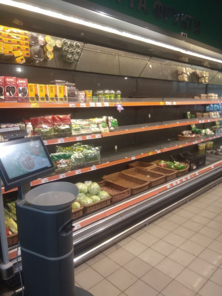 Пустые полки в магазинах: как удары по складам повлияют на стоимость продуктов