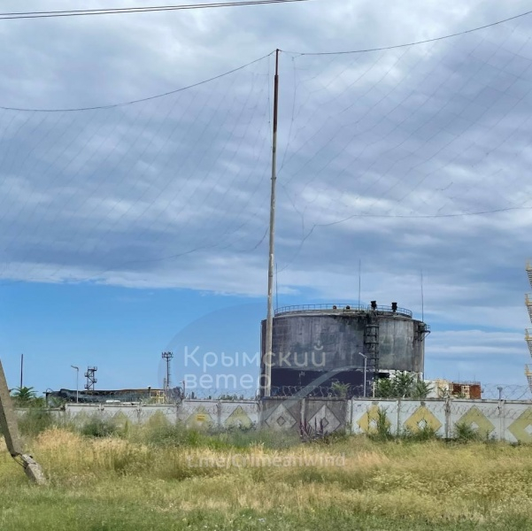 Россияне "прикрыли" нефтебазу в Феодосии антидроновыми сетками, но тщетно (фото)