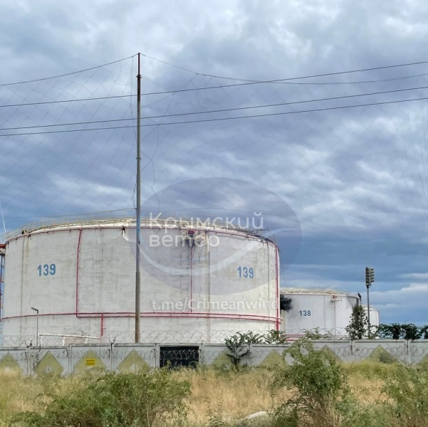 Россияне "прикрыли" нефтебазу в Феодосии антидроновыми сетками, но тщетно (фото)