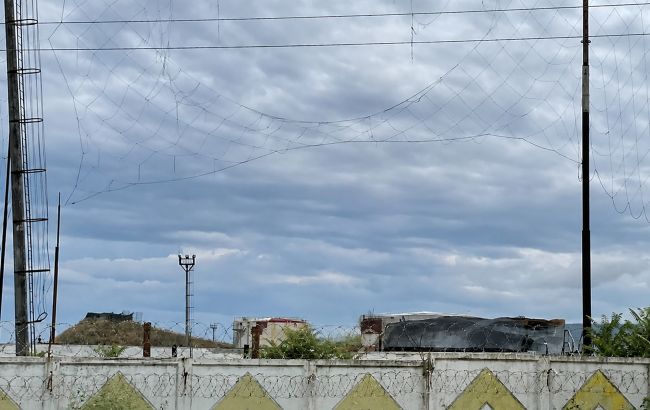 Россияне "прикрыли" нефтебазу в Феодосии антидроновыми сетками, но тщетно (фото)