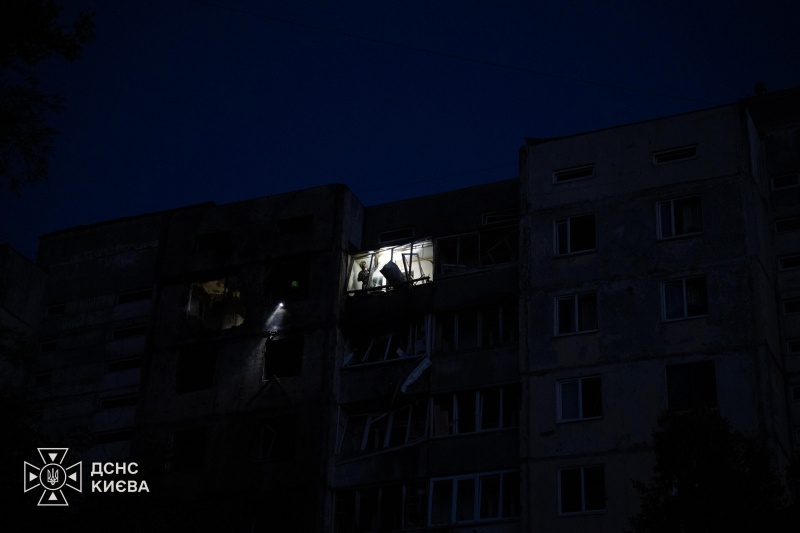 Из-за удара по многоэтажке в Киеве пострадали три человека, появились фото последствий