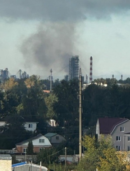 Один из крупнейших НПЗ России снова в огне после атаки дронов (фото)