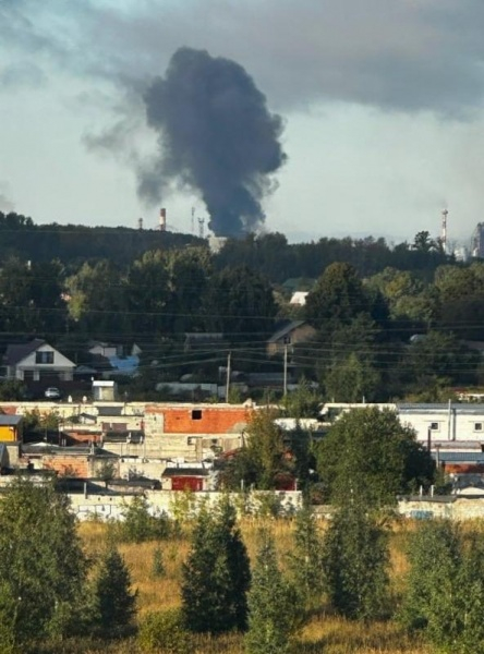Один из крупнейших НПЗ России снова в огне после атаки дронов (фото)