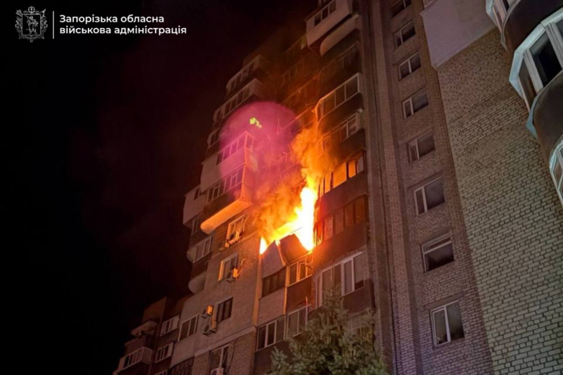 Оккупанты атаковали Запорожье, в многоэтажке вспыхнул пожар