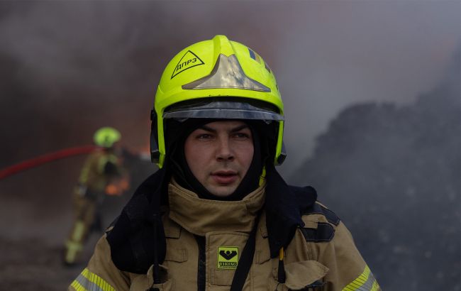 Россия более двух часов бьет по Запорожью: в городе горят дома, пострадали 6 человек