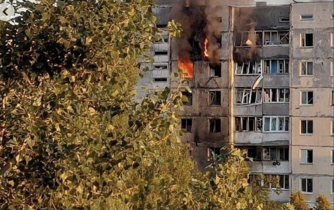 Россияне ударили по 9-этажке в Киеве, начался пожар